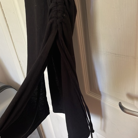 Side slit long top! Suzy shier - Picture 3 of 3